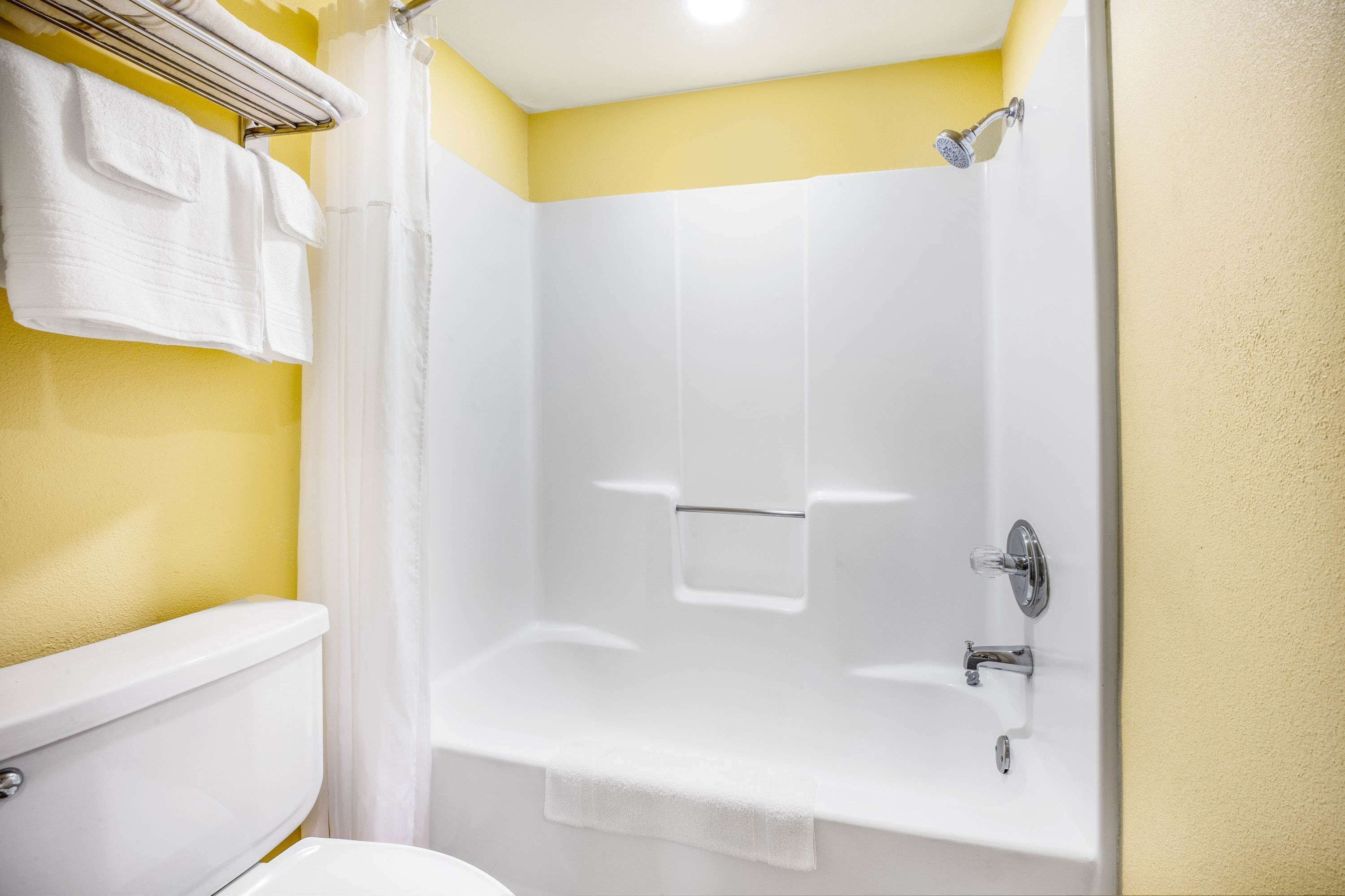 Ensemble douche/baignoire, articles de toilette écologiques