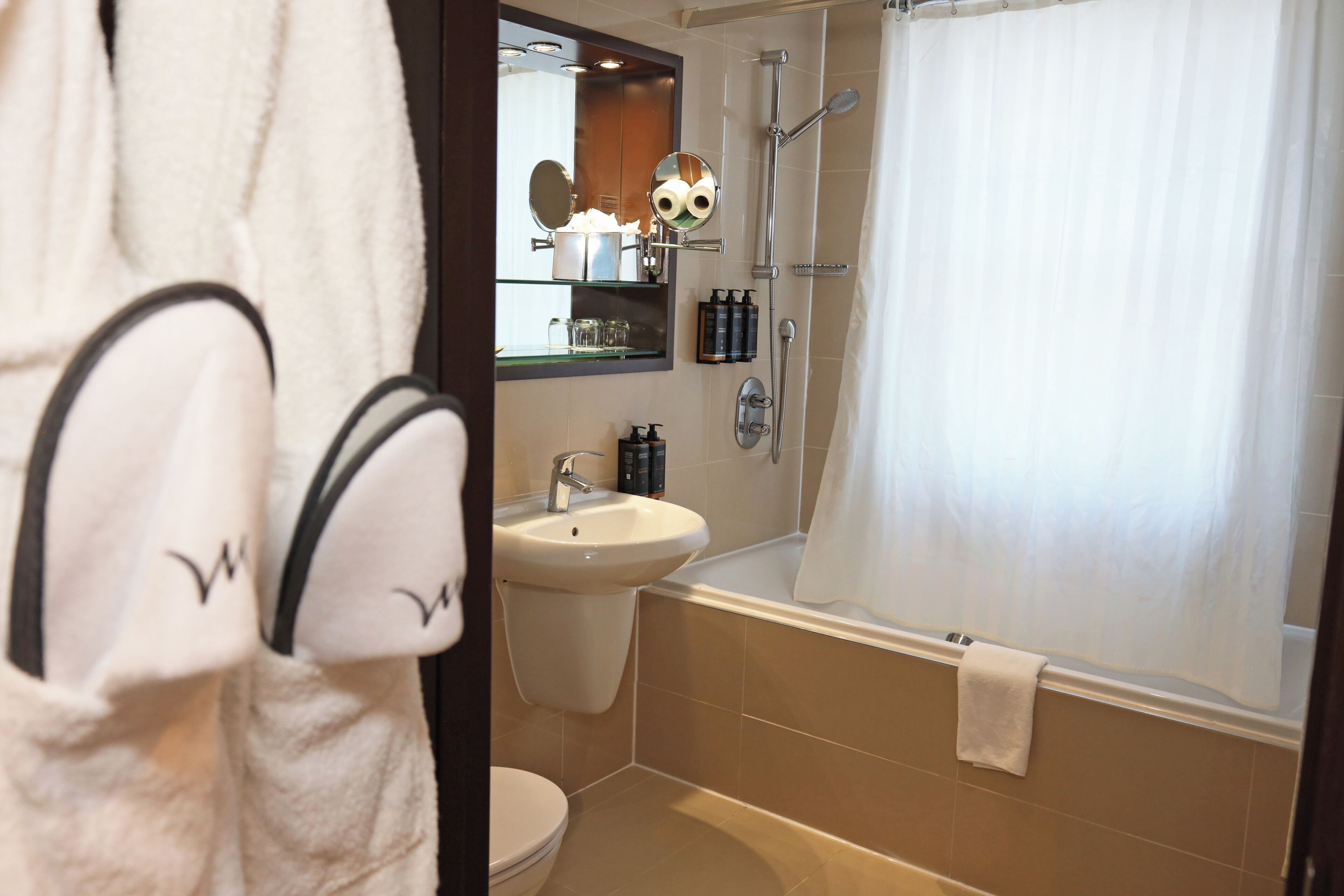 Ein Badezimmer mit Badewanne, Waschbecken und Toilette.