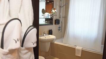 Ein Badezimmer mit Badewanne, Waschbecken und Toilette.
