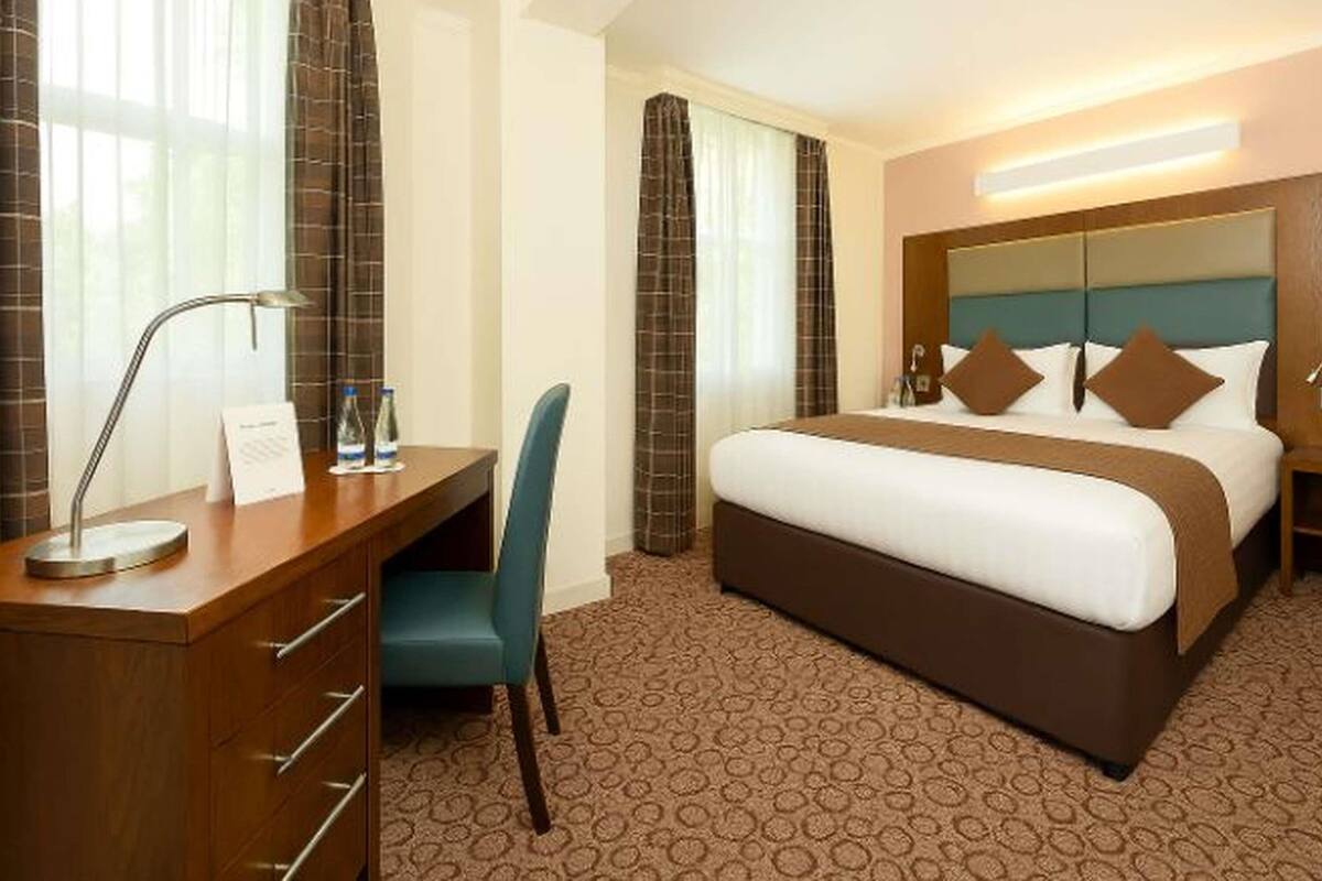 Standard Room, 1 Double Bed | In-room safe, desk, laptop workspace, blackout drapes