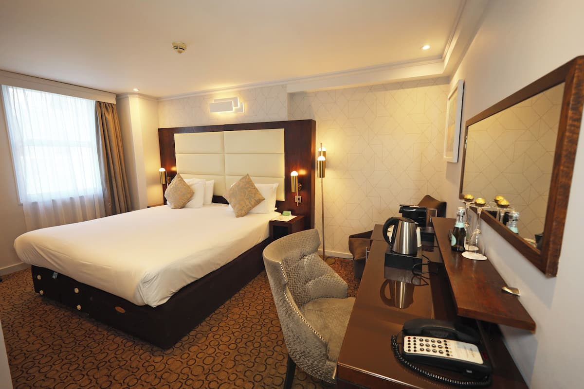 Executive Room, 1 King Bed | In-room safe, desk, laptop workspace, blackout drapes