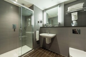 Shower, eco-friendly toiletries, hair dryer, towels - Mercure London Paddington (London)