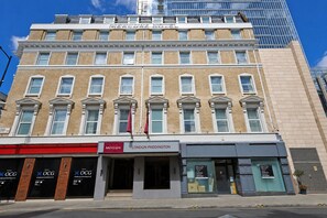 A multi-story building with a prominent sign for 'Mercure London Paddington.' - Mercure London Paddington (London)