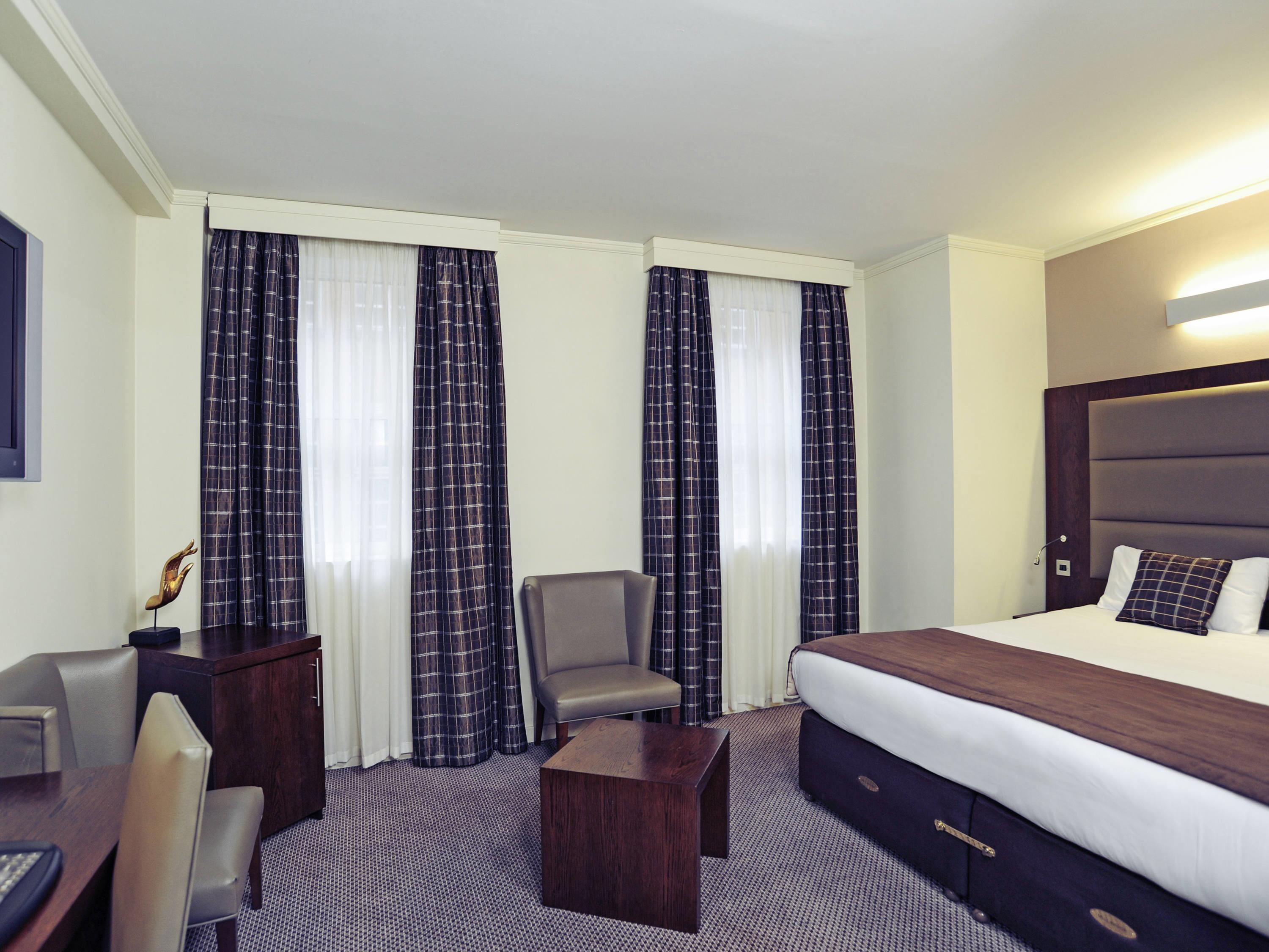 Executive Room, 1 King Bed | In-room safe, individually decorated, individually furnished, desk