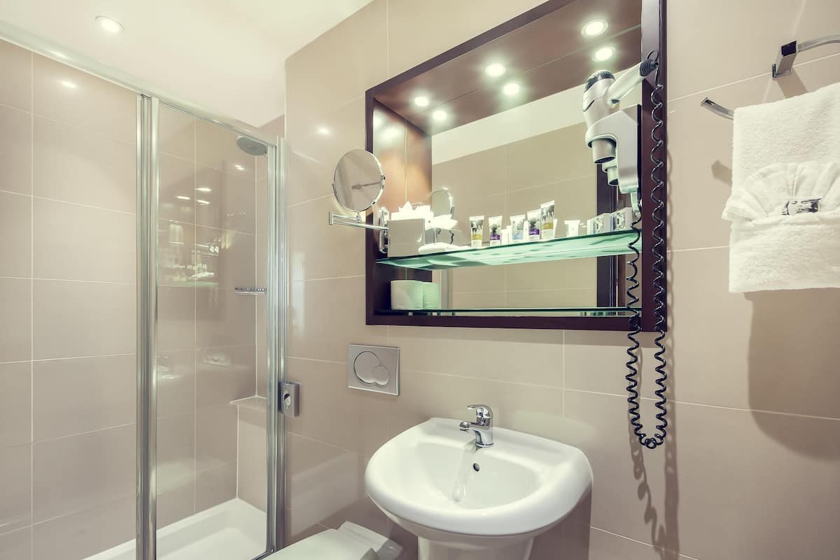 Caja de seguridad en la habitación y decoración personalizada