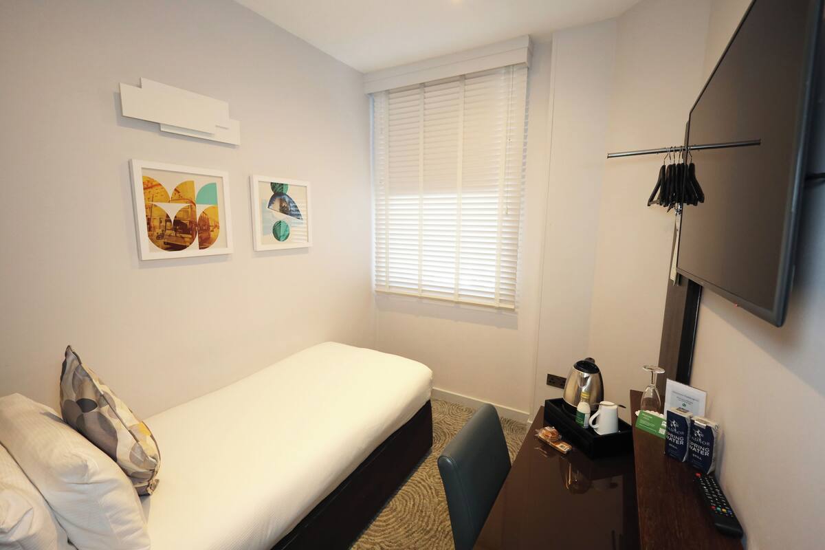 Standard Room, 1 Twin Bed | In-room safe, desk, laptop workspace, blackout drapes