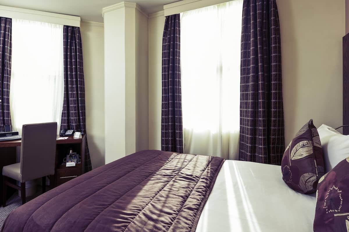 Rom – standard, 1 dobbeltseng | Safe på rommet, individuelt dekorert, individuelt innredet og skrivebord