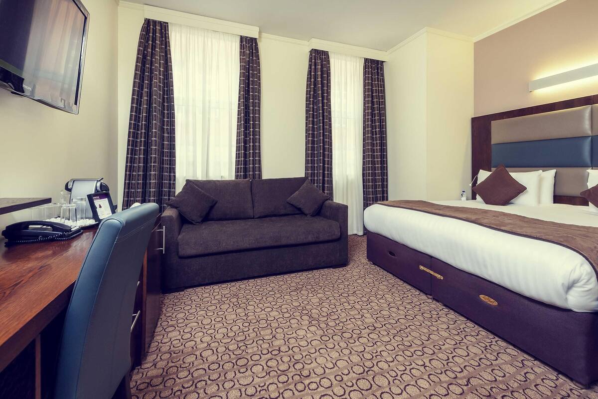 Executive Room, 1 King Bed with Sofa bed | In-room safe, desk, laptop workspace, blackout drapes