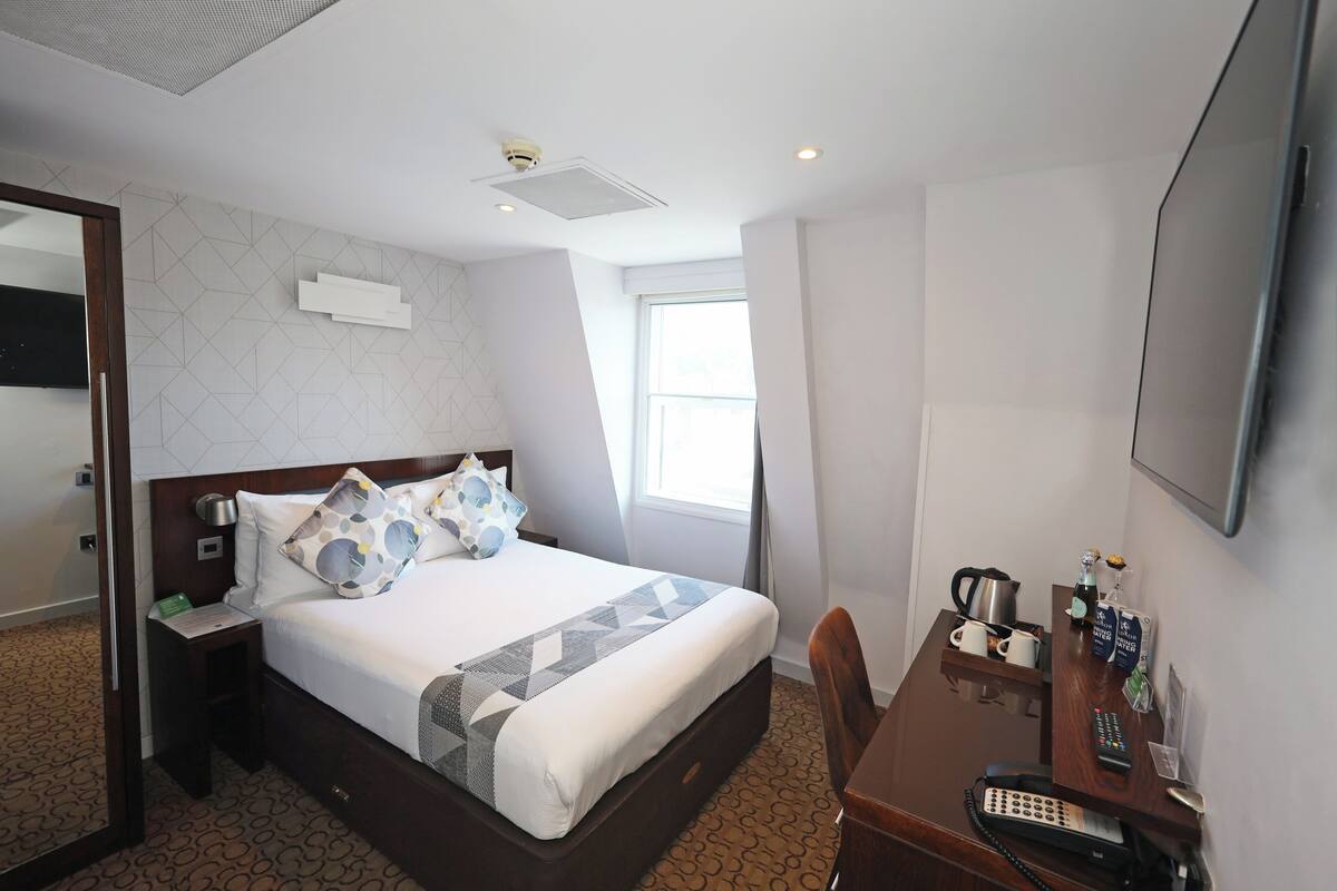 Room, 1 Double Bed | In-room safe, desk, laptop workspace, blackout drapes