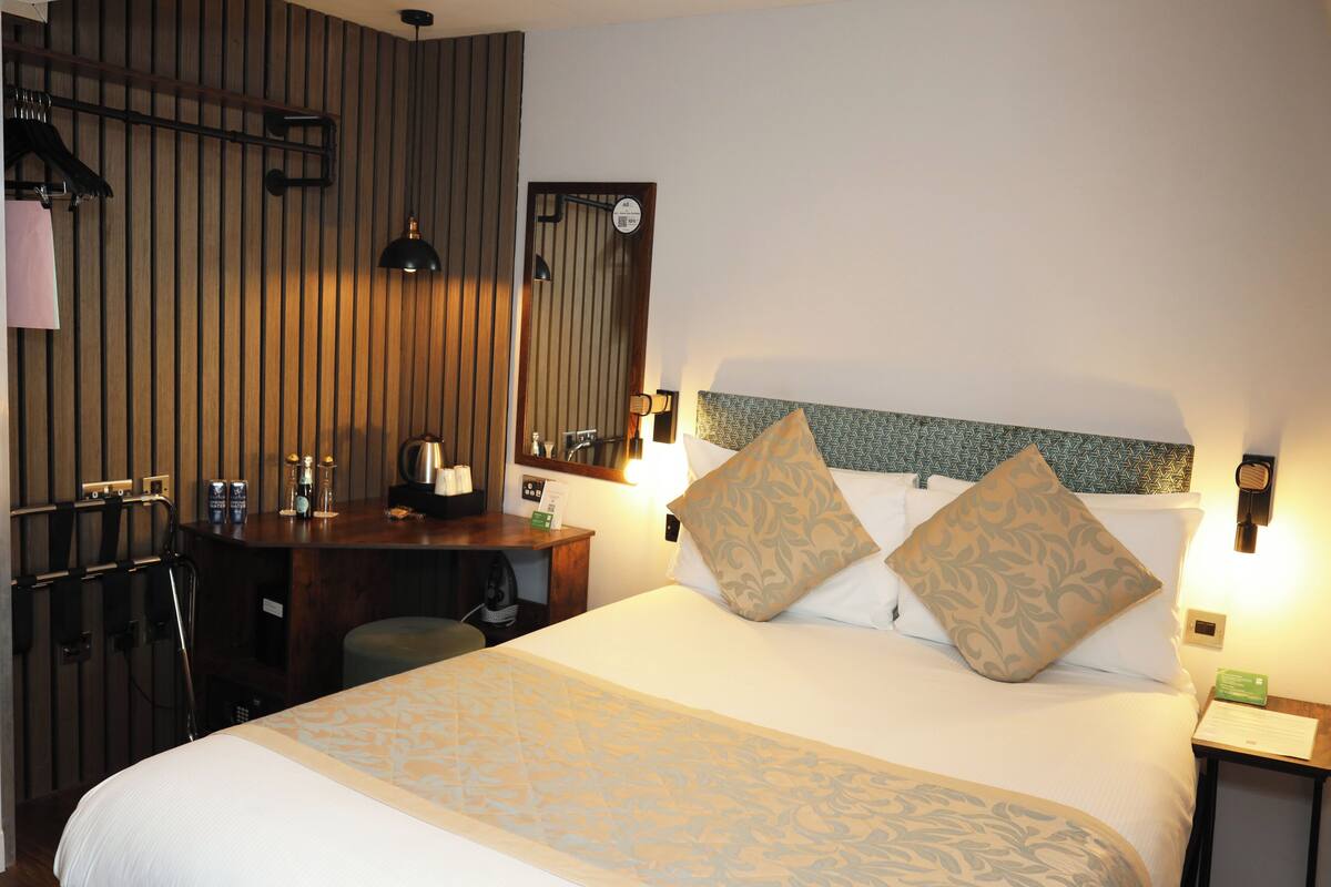 Standard Room, 1 Double Bed | In-room safe, desk, laptop workspace, blackout drapes