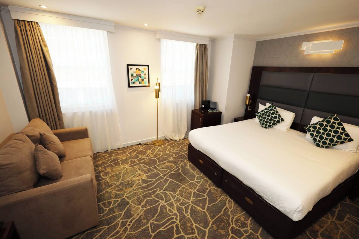 Executive Room, 1 King Bed with Sofa bed | In-room safe, desk, laptop workspace, blackout drapes