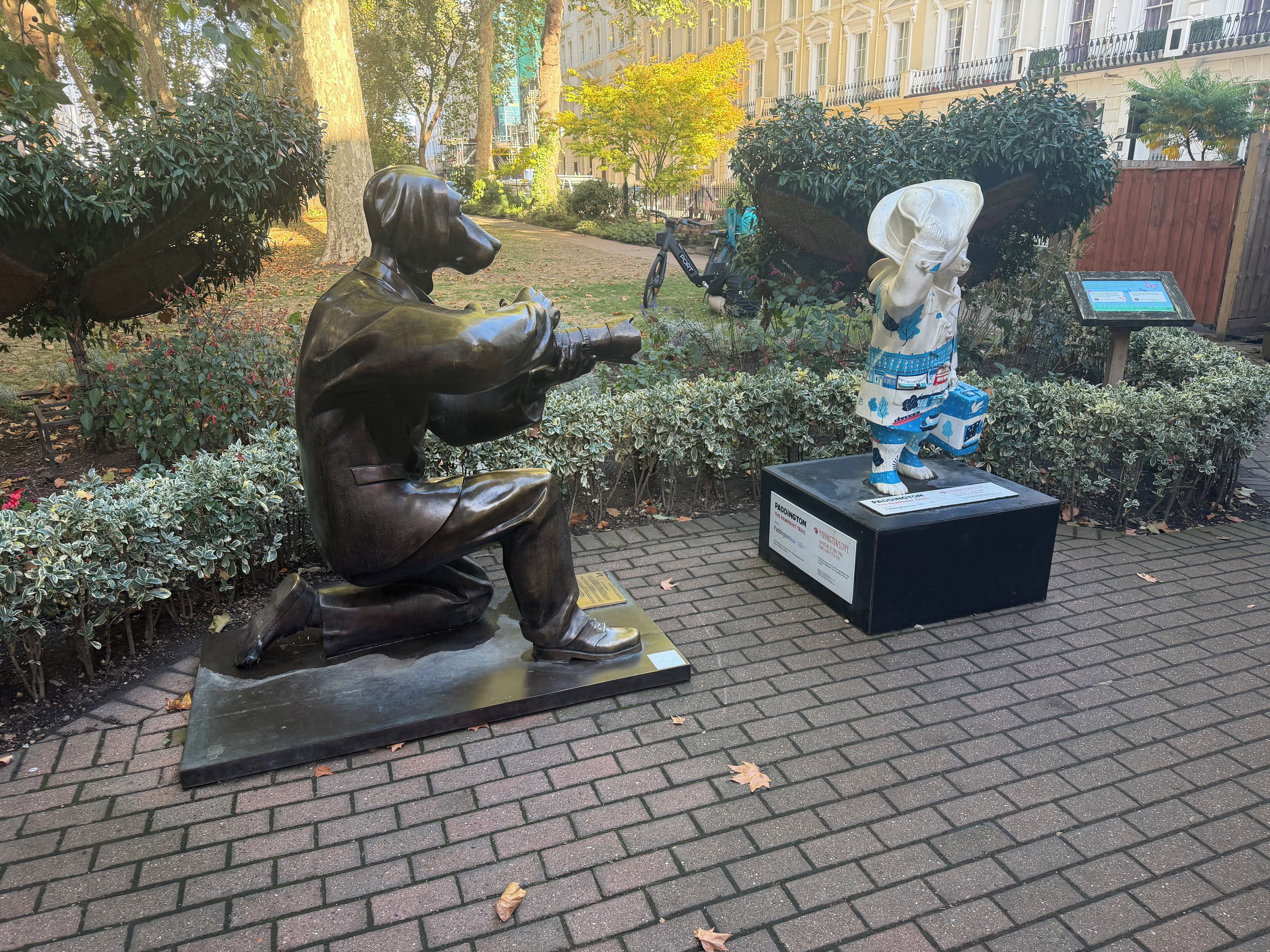 Eine Skulptur, die einen Mann und eine Frau in einer Parkanlage zeigt.