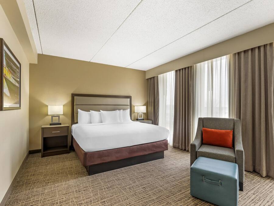 Suite, 1 kingsize-seng, ikke-røyk, kjøleskap og mikrobølgeovn | Safe på rommet, lydisolert og strykejern/-brett