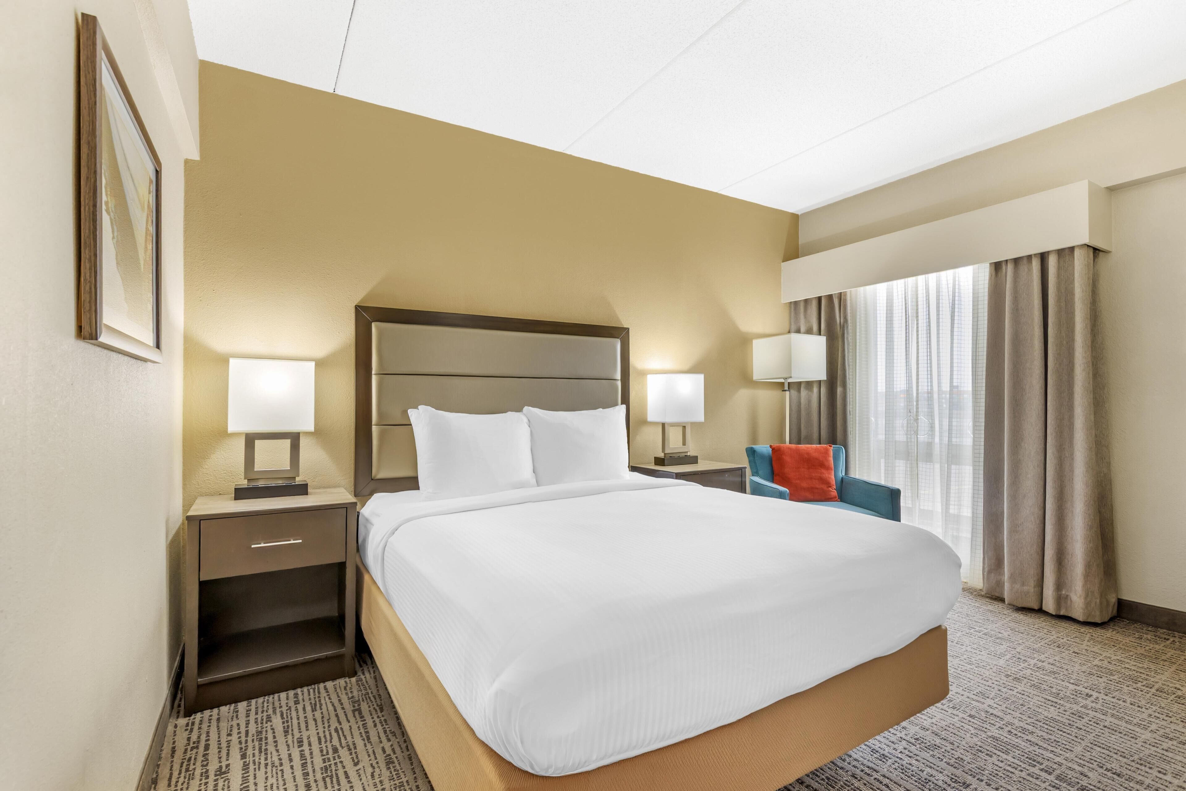 Standard Room, 1 Queen Bed, Non Smoking, Refrigerator & Microwave (Walk-in Shower)