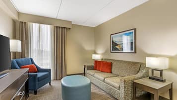 Suíte, 1 cama King, para não fumantes, geladeira e micro-ondas | Cofres nos quartos, quartos à prova de som