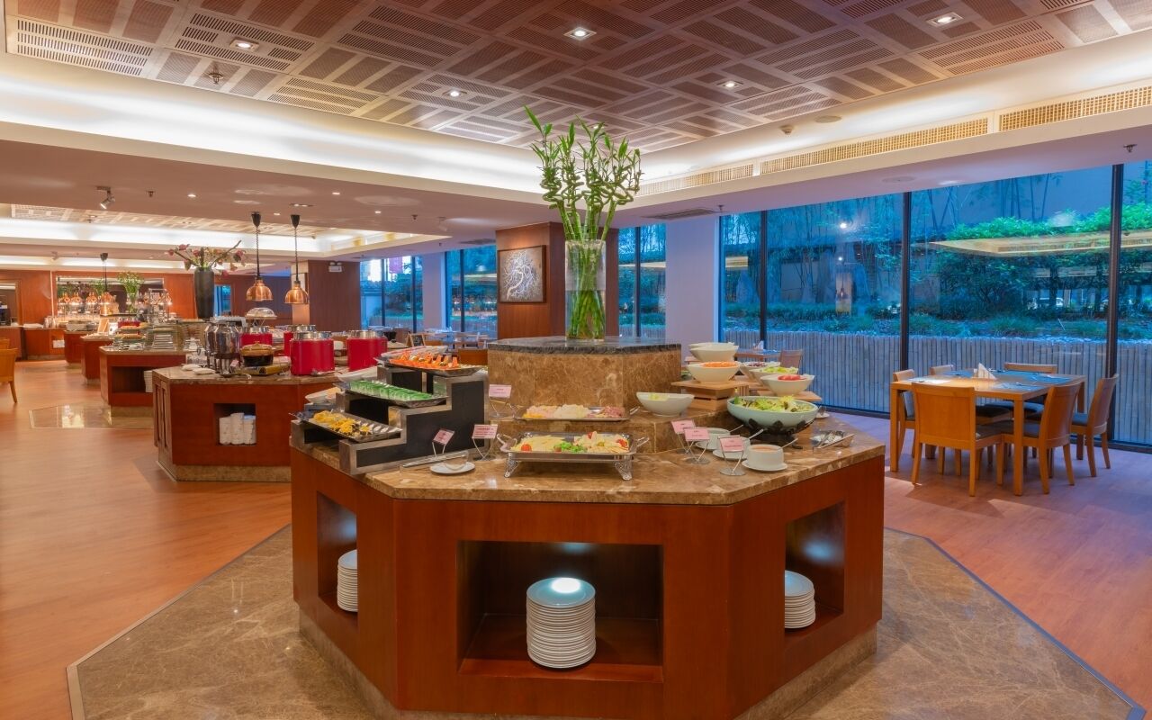 2 restaurants, breakfast served