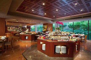 Daily full breakfast (CNY 88 per person)