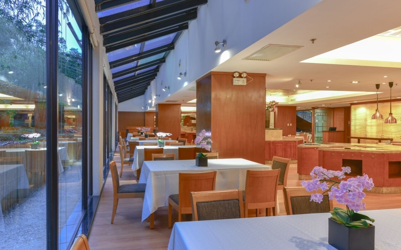 2 restaurants, breakfast served