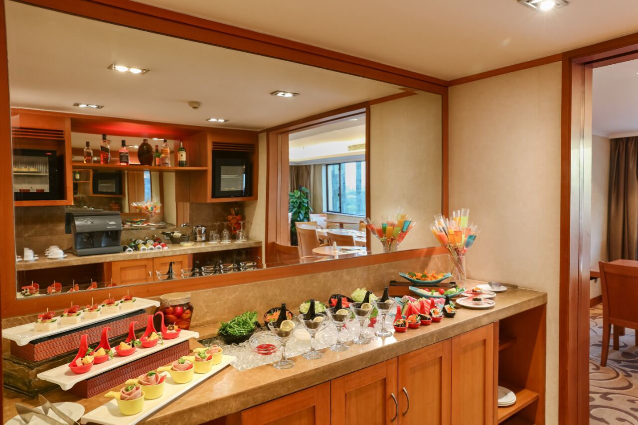 Una cocina de hotel con un sistema de bufé, que incluye diversos alimentos y bebidas.