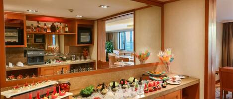 Una cocina de hotel con un sistema de bufé, que incluye diversos alimentos y bebidas.
