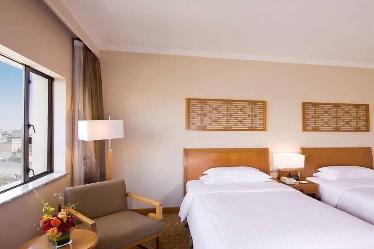 Luxe beddengoed, een minibar, een kluis op de kamer, een bureau