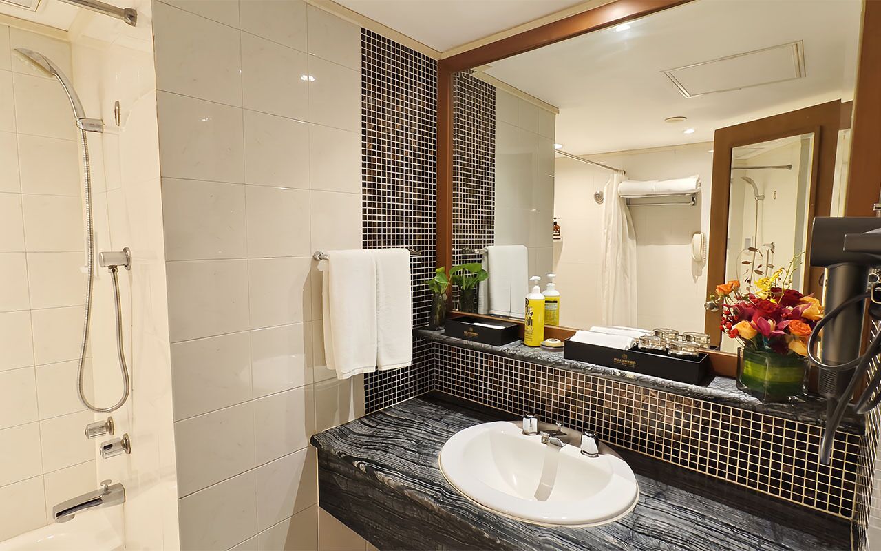 combined shower/bathtub, deep-soaking bathtub, eco-friendly toiletries