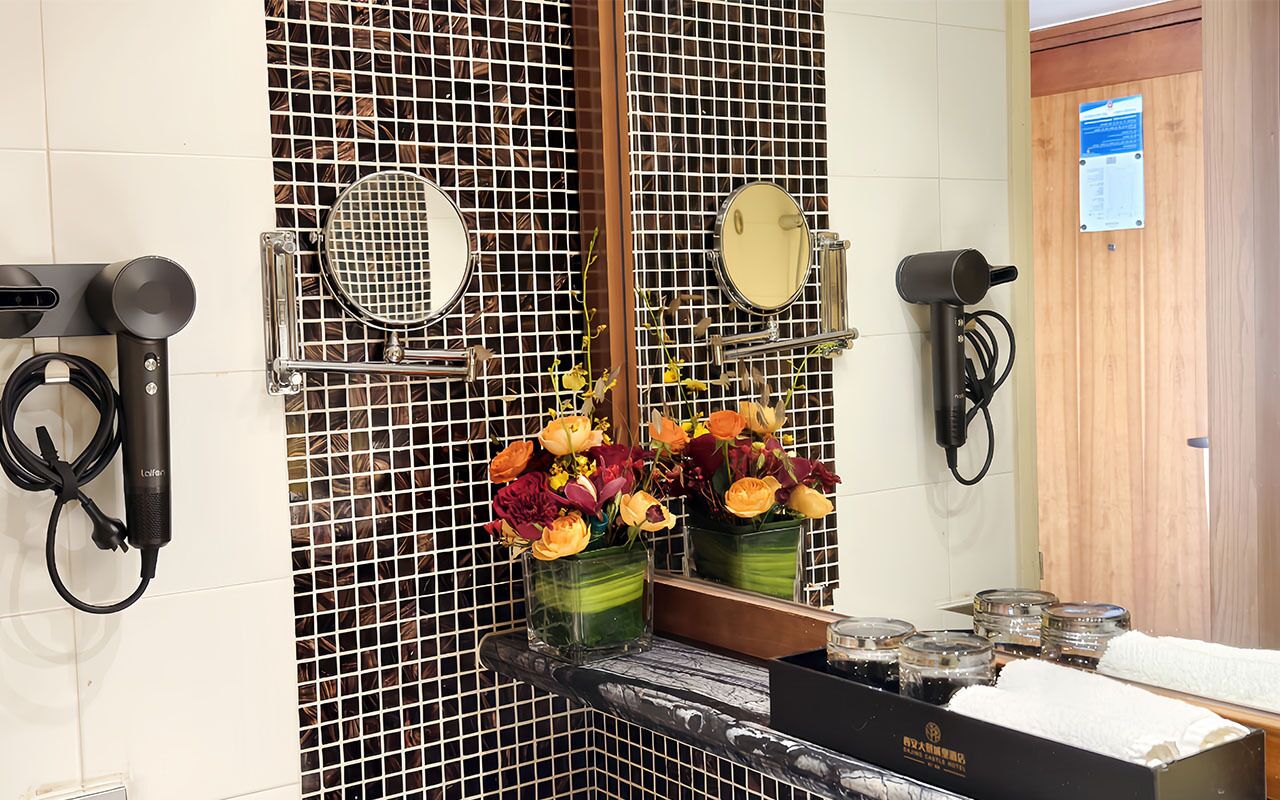 deluxe city wall view room | premium bedding, minibar, in-room safe, desk