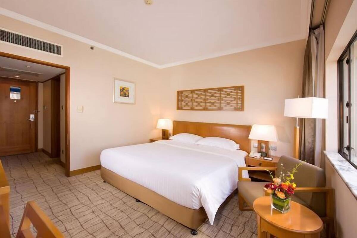 Luxe beddengoed, een minibar, een kluis op de kamer, een bureau