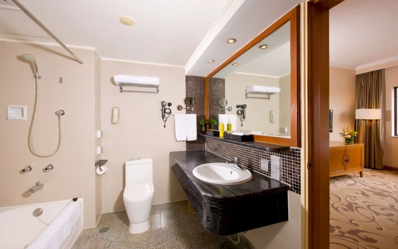 deluxe suite | bathroom | combined shower/bathtub, deep-soaking bathtub, eco-friendly toiletries