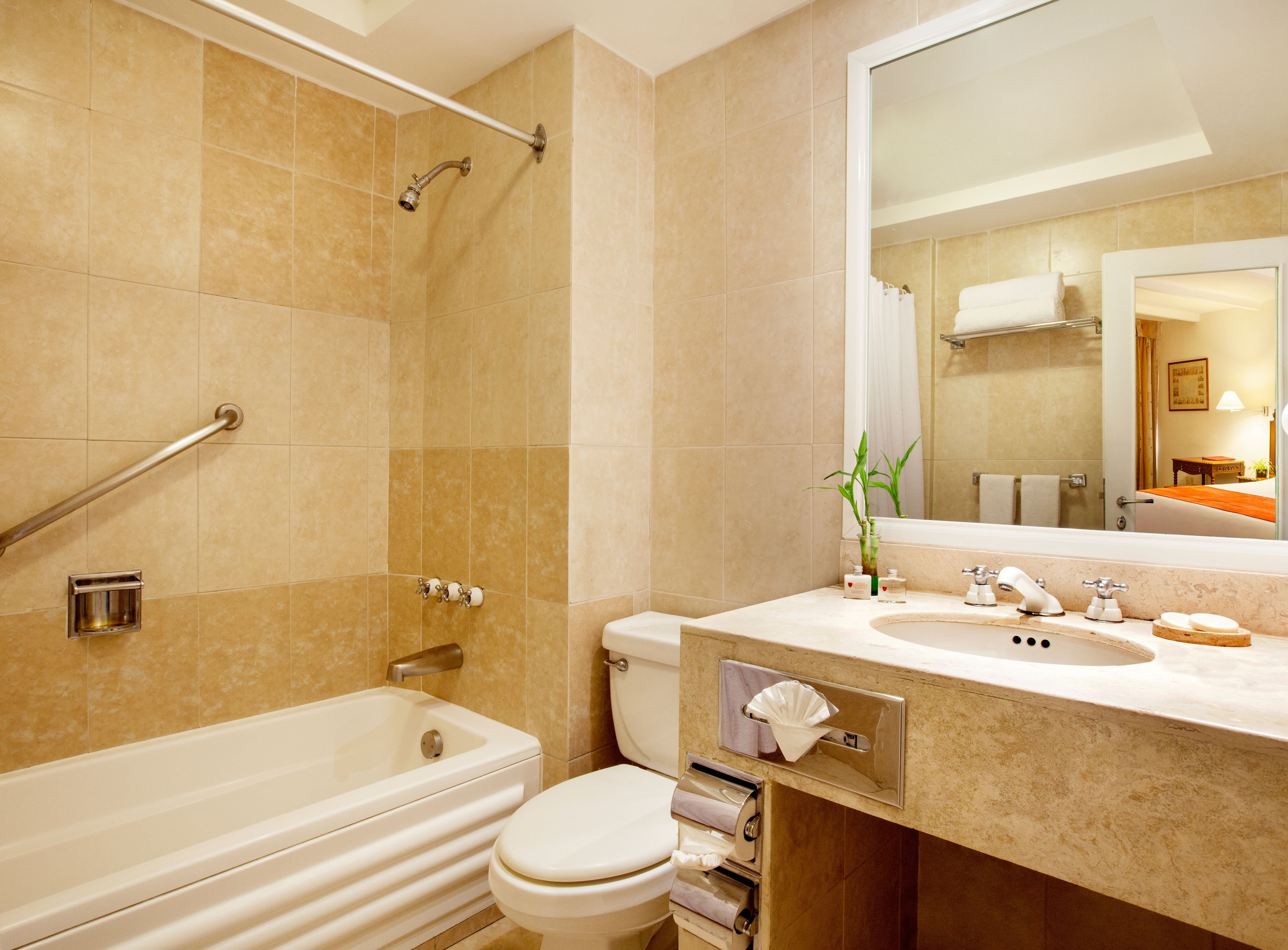 Een moderne badkamer met een bad, toilet en wastafel.