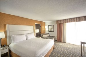 Hypo-allergenic bedding, in-room safe, blackout drapes - DoubleTree by Hilton Hotel Portland (South Portland)