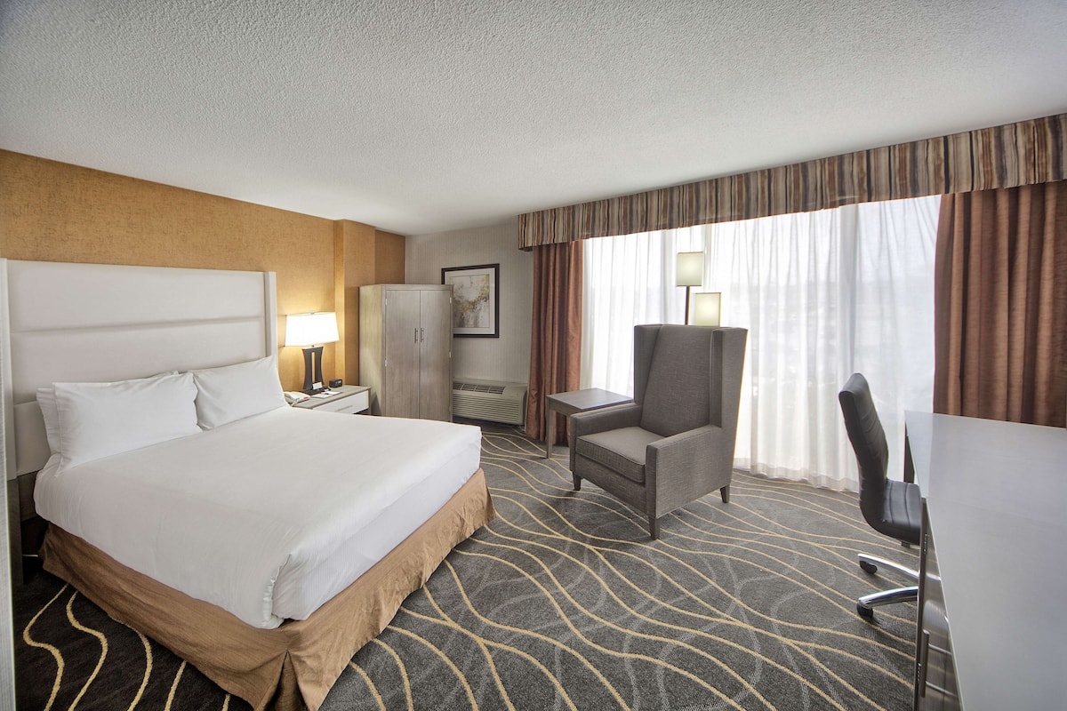 Hypo-allergenic bedding, in-room safe, blackout drapes