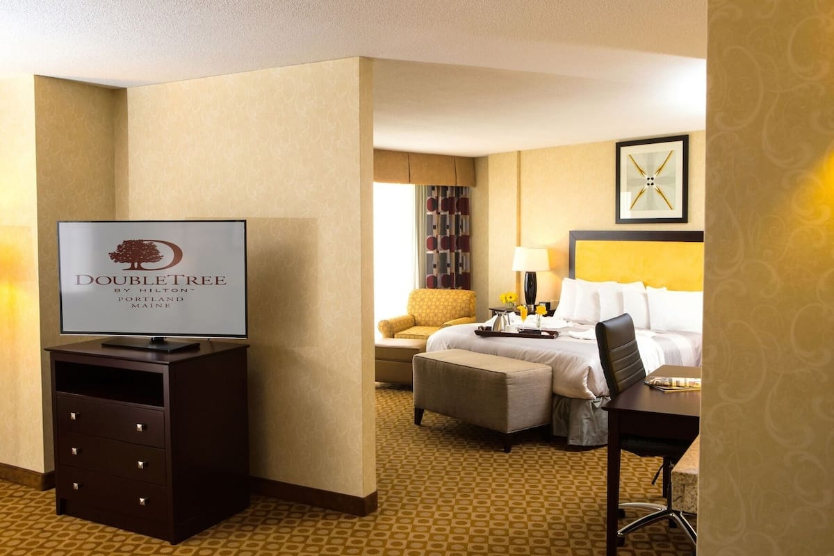 Hypo-allergenic bedding, in-room safe, blackout drapes