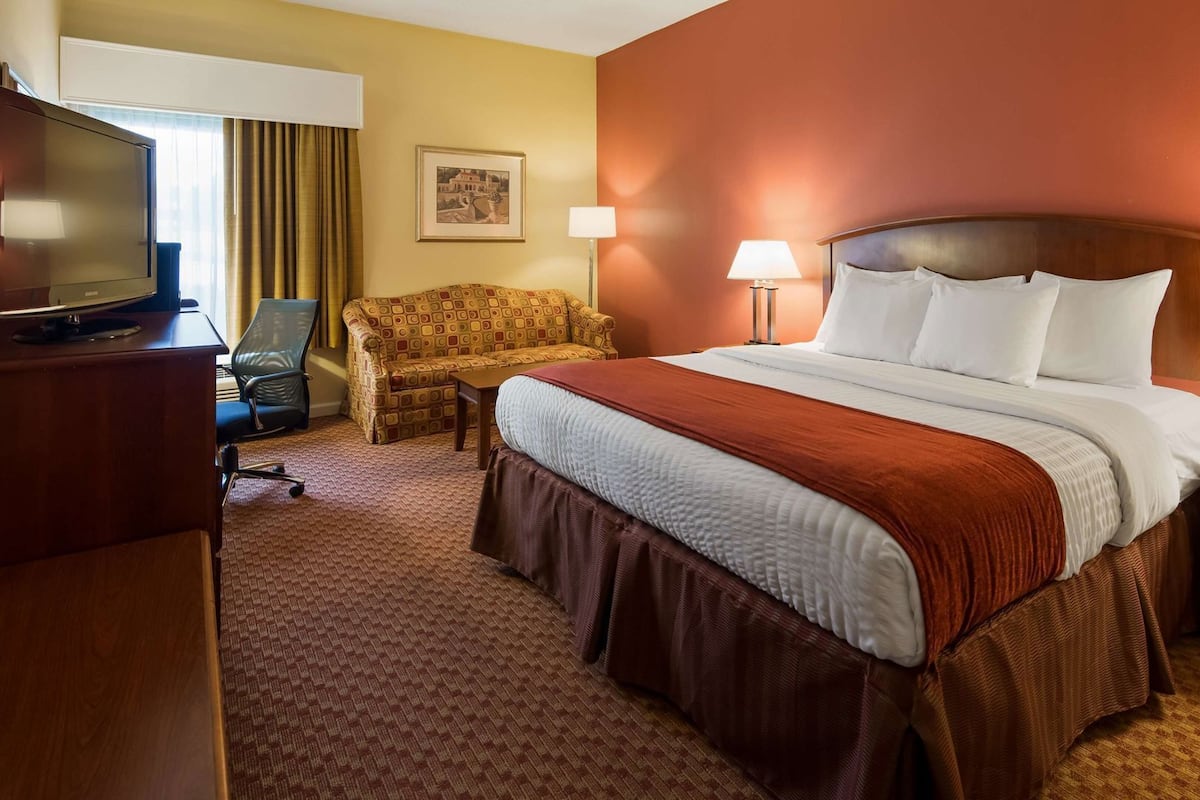 Värdeförvaringsskåp på rummet, skrivbord och arbetsyta för laptop