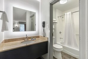 Combined shower/tub, rainfall showerhead, eco-friendly toiletries