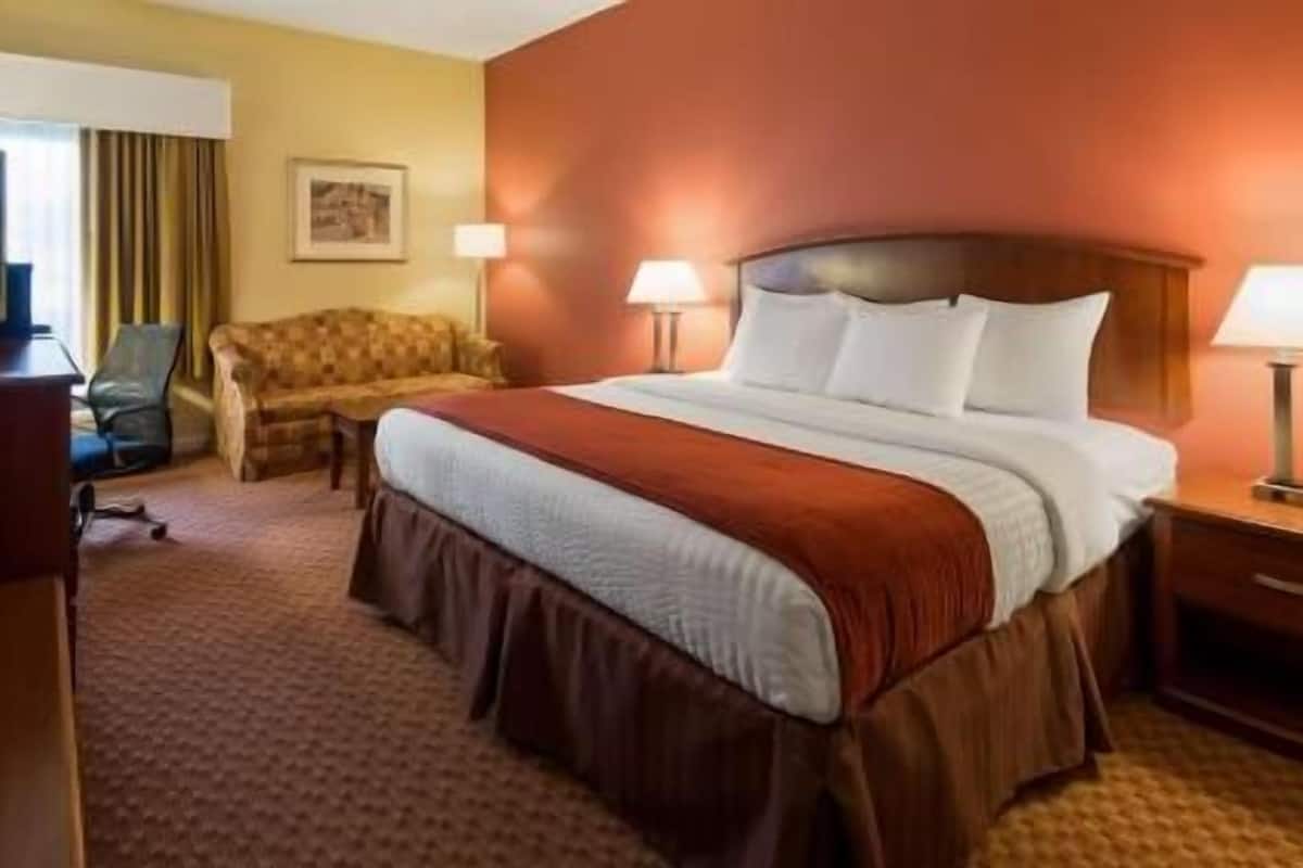 In-room safe, desk, laptop workspace, iron/ironing board