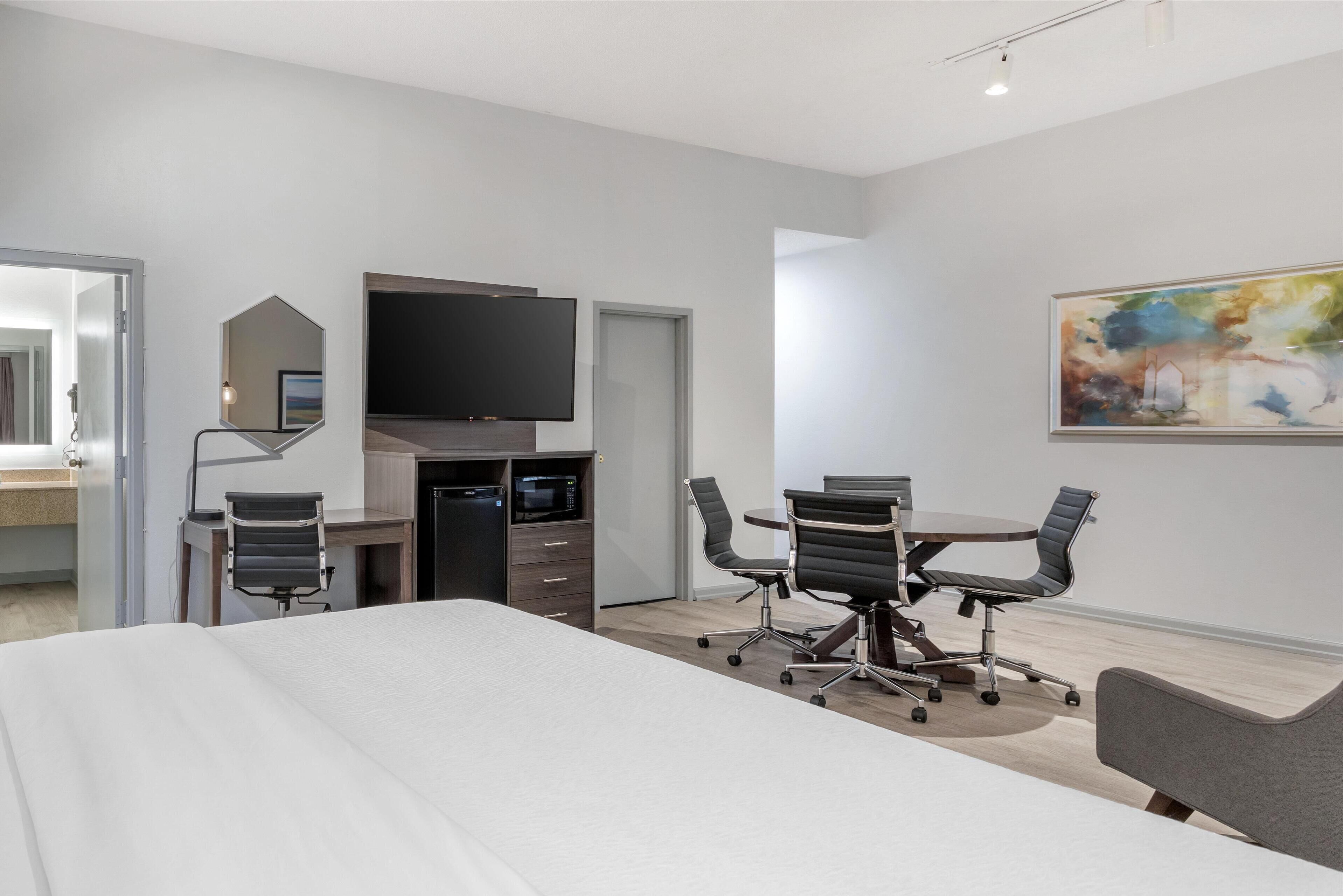 standard room, 1 king bed, non smoking, refrigerator & microwave (larger room;with sofabed) | 1 bedroom, in-room safe, desk, laptop workspace