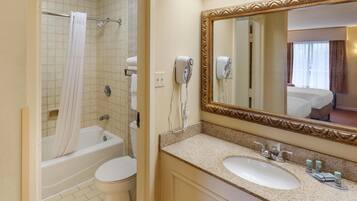 Un baño con bañera, inodoro y lavamanos.
