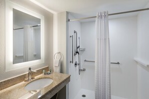 Quarto standard, 1 cama Queen, acessível, geladeira e micro-ondas | Banheiro | Chuveiro/banheira combinados, chuveiro com efeito de chuva