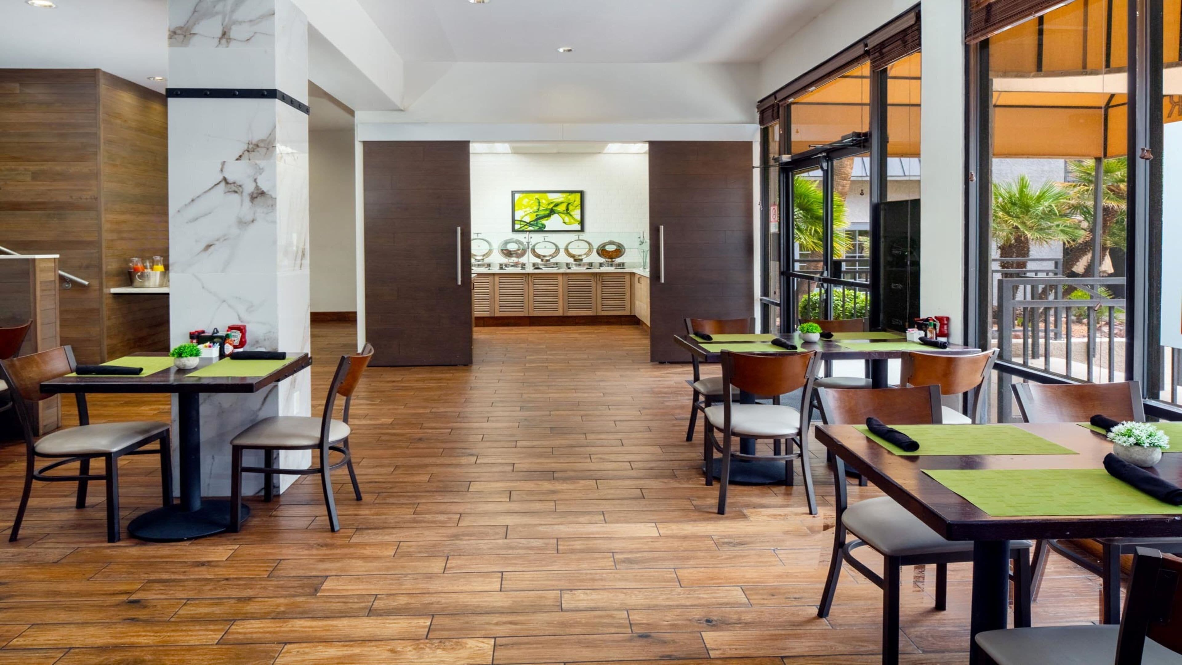 Photo - Holiday Inn and Suites Phoenix Airport North by IHG
