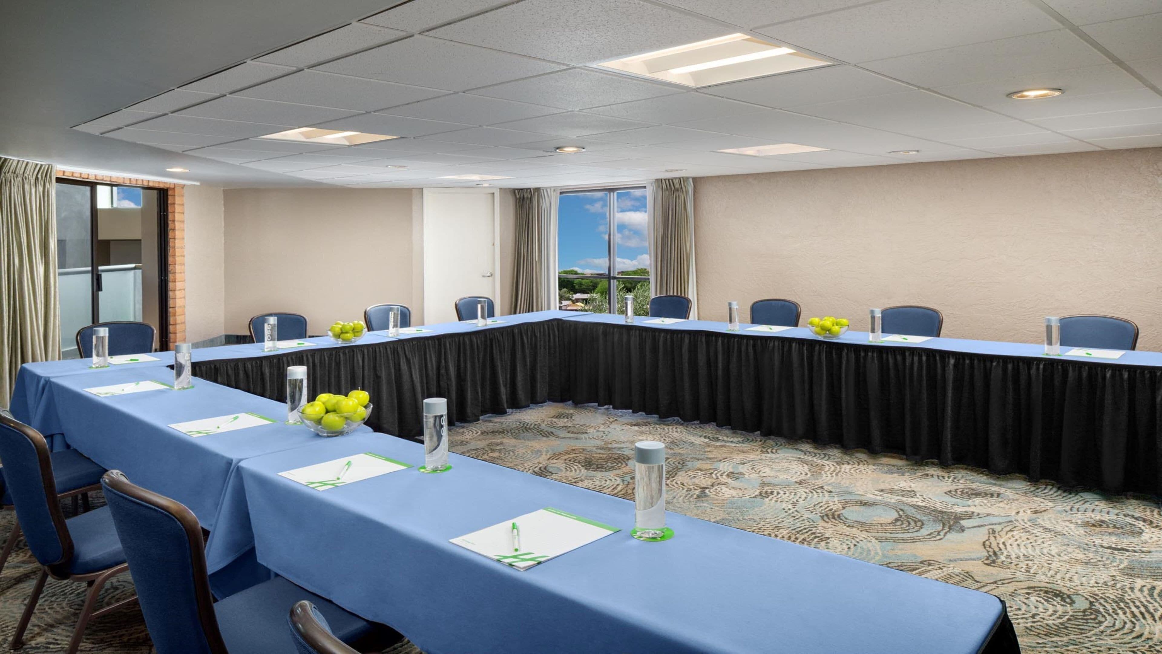 Photo - Holiday Inn and Suites Phoenix Airport North by IHG