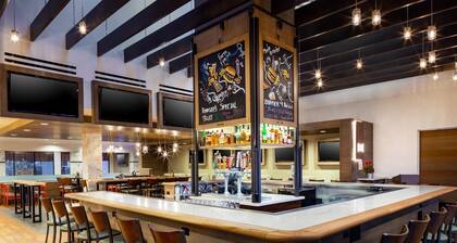 Holiday Inn & Suites Phoenix Airport North by IHG