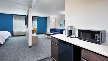 Suite, 1 letto king, accessibile ai disabili (Comm, Mobil, Accessible Tub) | 1 camera, biancheria da letto di alta qualità, una cassaforte in camera