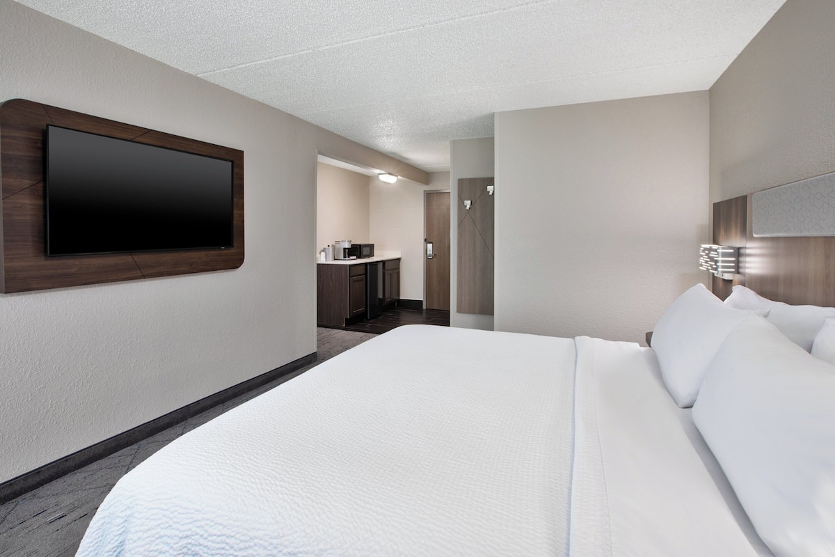 Suite, 1 King Bed, Accessible (Comm, Mobil, Accessible Tub) | 1 bedroom, premium bedding, in-room safe, desk