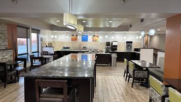 Sudah termasuk sarapan ambil sendiri setiap hari