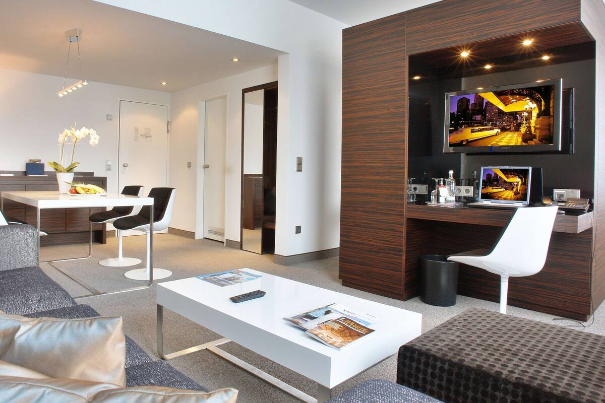 Suite (Aircondition) | 1 dormitorio, ropa de cama hipoalergénica, minibar y caja fuerte
