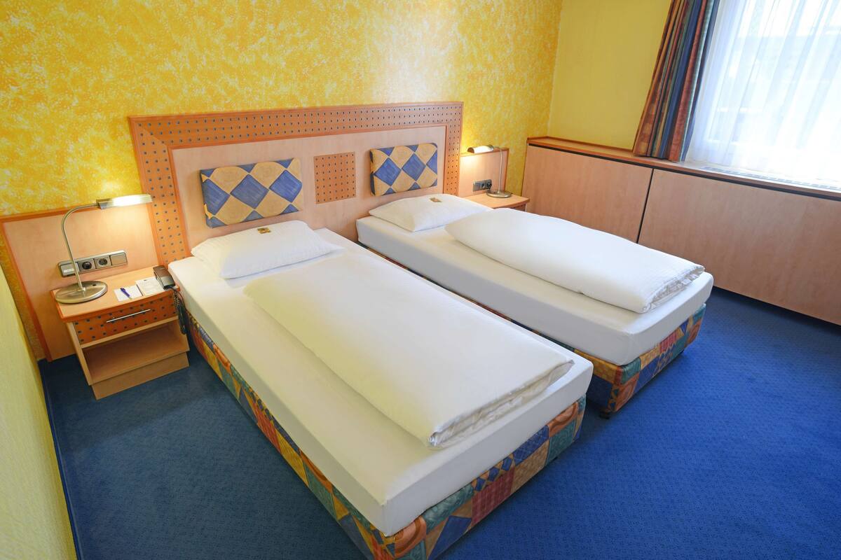 Habitación estándar doble (Aircondition) | 1 dormitorio, ropa de cama hipoalergénica, minibar y caja fuerte