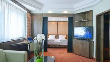 1 bedroom, hypo-allergenic bedding, minibar, in-room safe