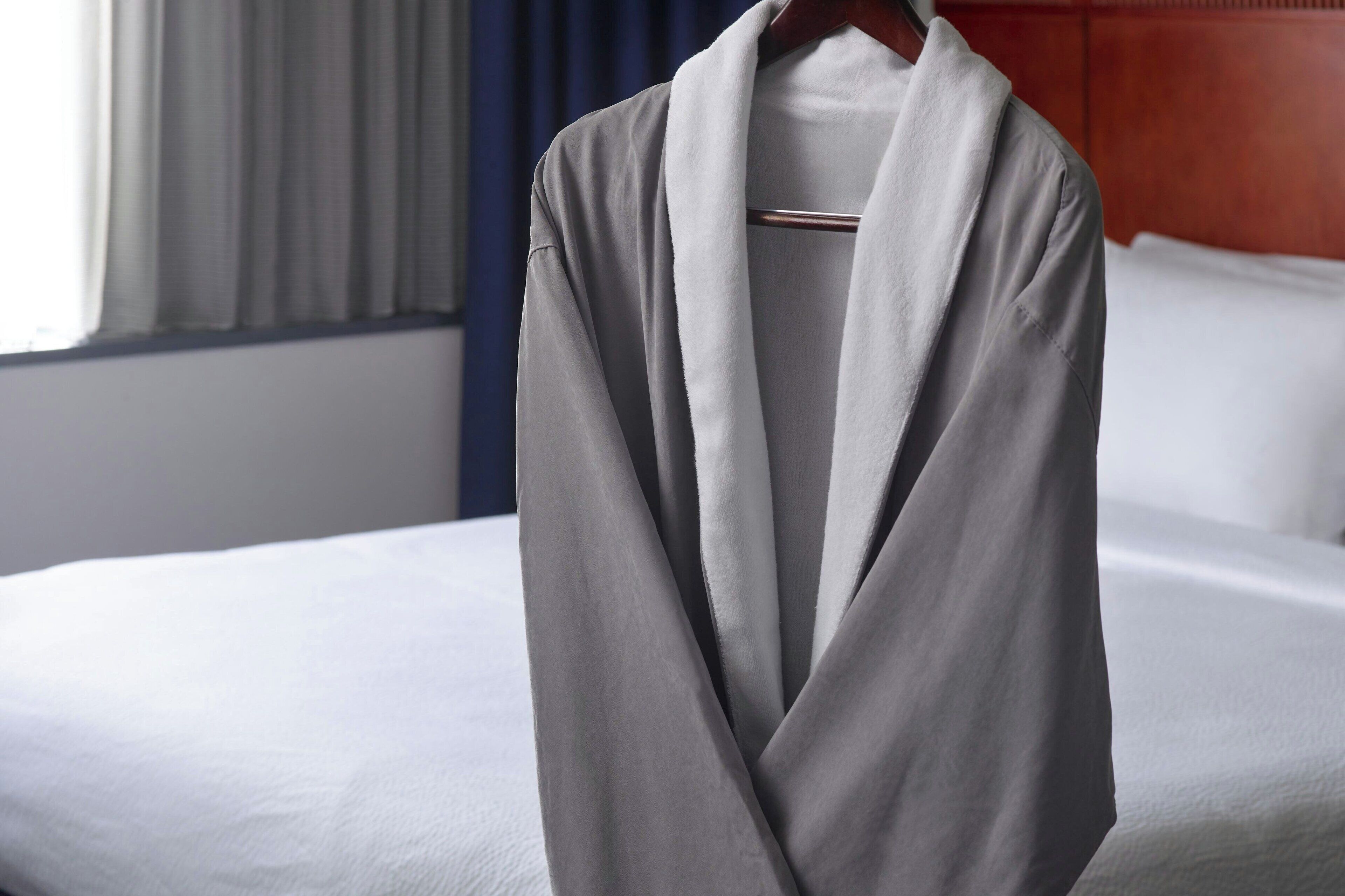 Una cama bien hecha con sábanas blancas en una habitación de hotel.