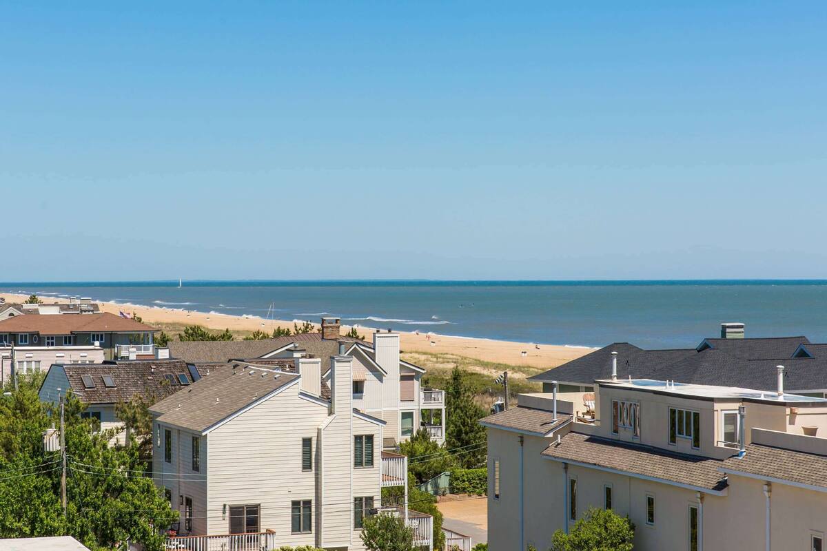 Un área residencial costera con casas que dan a una playa.